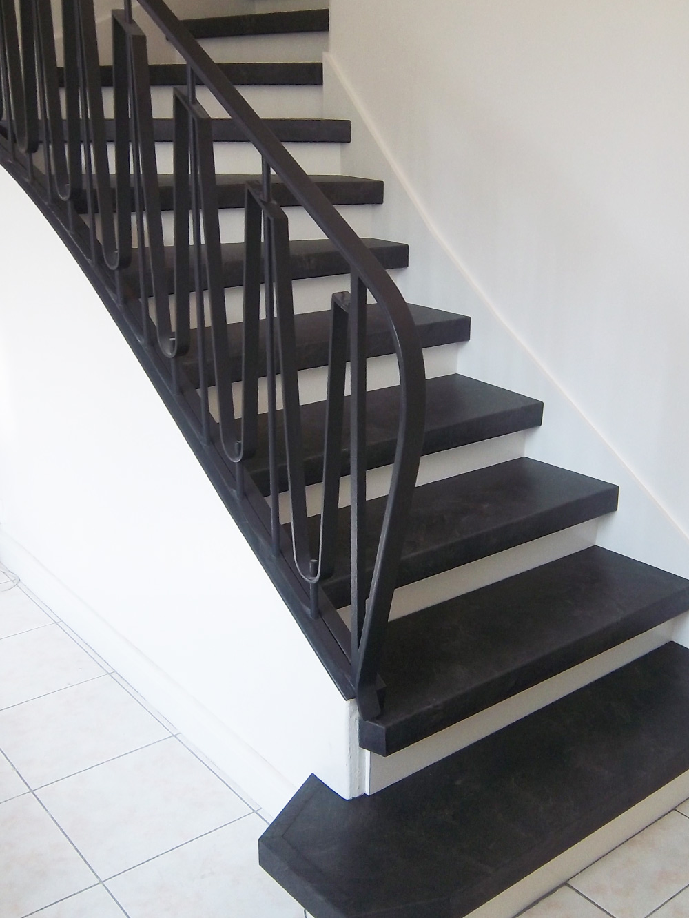Renowacja schodów z antracytowym laminatem - dalej